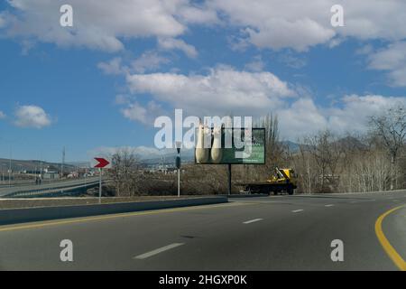 Shamakhi, Azerbaïdjan - janvier 07 2022- route Asphalt avec lamai alpaga élevage signe publicitaire ferme Banque D'Images