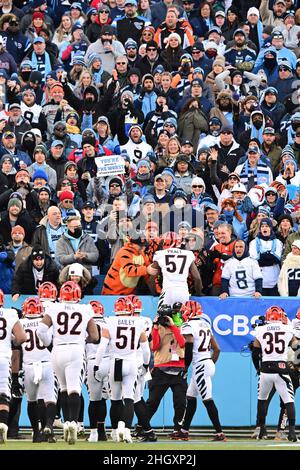 Les joueurs de Cincinnati Bengals sont accueillis par des fans après une interception pendant la première moitié d'un match de la NFL Divisional Playoff contre les Tennessee Titans au Nissan Stadium de Nashville, Tennessee, le samedi 22 janvier 2022.Photo de David Tulu/UPI Banque D'Images