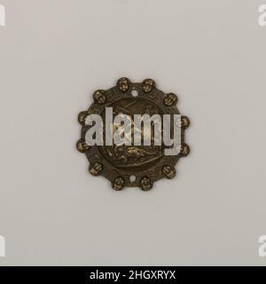 Boss de bits avec Saint George et le Dragon Italien de la seconde moitié du 16th siècle entouré d'un rebord composé de têtes de chérubins ailées, la scène centrale de ce boss de bits dépeint Saint George sur son cheval en agitant son épée vers le dragon à ses pieds.Il est entouré par la princesse sur la gauche et un château sur la droite.boss bit étaient des éléments ornementaux décorant les deux côtés d'un peu de cheval.Au cours de cette période, ils affichaient régulièrement des scènes chrétiennes ou anciennes souvent copiées de médailles et de plaquettes.Boss avec Saint George et le Dragon.Italien. Deuxième moitié du siècle 16th.Alliage de cuivre.EQ Banque D'Images