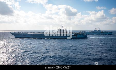 220122-N-EE352-1281 MER DES PHILIPPINES (JANV22, 2022) le porte-avions de la classe Nimitz USS Abraham Lincoln (CVN 72), à gauche, et le quai d'atterrissage de la classe Wasp USS Essex (LHD 2), passent en mer des Philippines le 22 janvier 2022.Faisant partie de la flotte du Pacifique des États-Unis, les unités affectées aux groupes de grève des transporteurs Carl Vinson et Abraham Lincoln, aux groupes prêts à l'amphibie d'Essex et d'Amérique et à la Force d'autodéfense maritime du Japon, mènent une formation pour préserver et protéger une région Indo-Pacifique libre et ouverte.(É.-U.Photo marine par le Matelot de 1re classe Leon Vonguyen) Banque D'Images