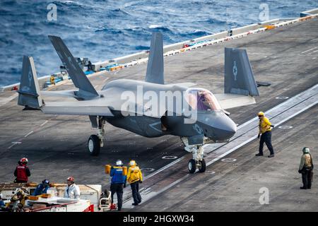 220122-N-EE352-1750 MER DES PHILIPPINES (JANV22, 2022) ) les marins taxi un F-35C Lightning II, affecté aux "Argonautes" de l'escadron de combat Strike (VFA) 147, sur le pont de vol du porte-avions de la classe Nimitz USS Carl Vinson (CVN 70), le 22 janvier 2022.Faisant partie de la flotte du Pacifique des États-Unis, Vinson mène une formation pour préserver et protéger une région Indo-Pacifique libre et ouverte.(É.-U.Photo marine par le Matelot de 1re classe Leon Vonguyen) Banque D'Images