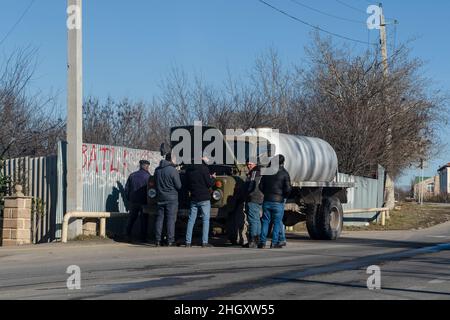 Shamakhi, Azerbaïdjan - janvier 07 2022- Groupe d'hommes qui vérifient l'ancien camion russe et qui essaient du réparer. Banque D'Images