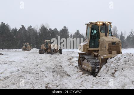 GRAYLING, Michigan – des soldats de l'armée américaine du 173rd Engineer Battalion, 32nd Infantry Brigade combat Team, Garde nationale du Wisconsin, construisent une base opérationnelle avancée avec une défense à plusieurs niveaux lors de la grève du Nord 22-1 le 21 janvier 2022.La grève d'hiver est un exercice parrainé par le Bureau de la Garde nationale qui réunit des membres de services de plusieurs États américains et des forces partenaires du 21 au 30 janvier 2022 au Camp Grayling joint maniement Training Center et au Alpena combat Readiness Training Center (Michigan), qui forment ensemble le National All-Domain Warfighting Centre (NADWC) (États-UnisGuar national de l'armée Banque D'Images