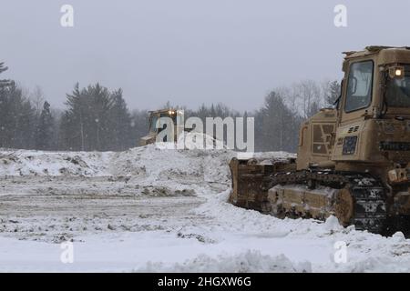 GRAYLING, Michigan – des soldats de l'armée américaine du 173rd Engineer Battalion, 32nd Infantry Brigade combat Team, Garde nationale du Wisconsin, construisent une base opérationnelle avancée avec une défense à plusieurs niveaux lors de la grève du Nord 22-1 le 21 janvier 2022.La grève d'hiver est un exercice parrainé par le Bureau de la Garde nationale qui réunit des membres de services de plusieurs États américains et des forces partenaires du 21 au 30 janvier 2022 au Camp Grayling joint maniement Training Center et au Alpena combat Readiness Training Center (Michigan), qui forment ensemble le National All-Domain Warfighting Centre (NADWC) (États-UnisGuar national de l'armée Banque D'Images