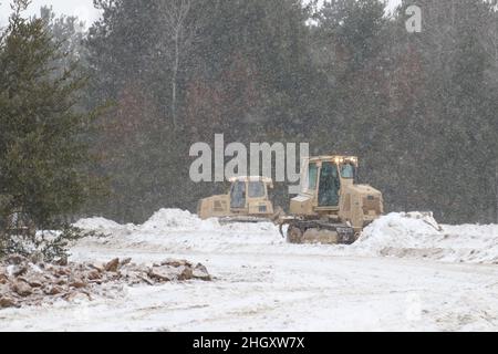 GRAYLING, Michigan – des soldats de l'armée américaine du 173rd Engineer Battalion, 32nd Infantry Brigade combat Team, Garde nationale du Wisconsin, construisent une base opérationnelle avancée avec une défense à plusieurs niveaux lors de la grève du Nord 22-1 le 21 janvier 2022.La grève d'hiver est un exercice parrainé par le Bureau de la Garde nationale qui réunit des membres de services de plusieurs États américains et des forces partenaires du 21 au 30 janvier 2022 au Camp Grayling joint maniement Training Center et au Alpena combat Readiness Training Center (Michigan), qui forment ensemble le National All-Domain Warfighting Centre (NADWC) (États-UnisGuar national de l'armée Banque D'Images