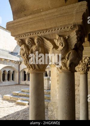 Abbaye Montmajour cloître colonnes détails Banque D'Images