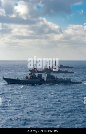 220122-N-PQ495-1121 MER DES PHILIPPINES (JANV22, 2022) le destroyer de missiles guidés de classe Arleigh Burke USS Spruance (DDG 111), front, le destroyer de missiles guidés de classe Arleigh Burke USS Chafe (DDG 90) et le destroyer de missiles guidés de classe Arleigh Burke USS Gridley (DDG 101) passent en mer des Philippines le 22 janvier 2022.Faisant partie de la flotte du Pacifique des États-Unis, les unités affectées aux groupes de grève des transporteurs Carl Vinson et Abraham Lincoln, aux groupes prêts à l'amphibie d'Essex et d'Amérique et à la Force d'autodéfense maritime du Japon, mènent une formation pour préserver et protéger une région Indo-Pacifique libre et ouverte.(É.-U.Bleu marine Banque D'Images