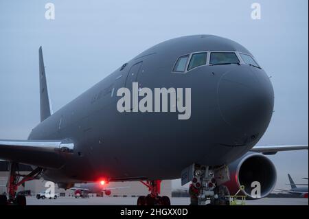 Une nouvelle Pégase KC-46A arrive à la base commune McGuire-dix-Lakehurst, New Jersey, le 21 janvier 2022.Major de la Force aérienne des États-Unis, Thad Bibb Jr., commandant de la Force aérienne en 18th, et Sgt.Chad Bickley, chef de commandement de la Force aérienne de 18th a personnellement livré l'aéronef aux ailes de mobilité aérienne de 305th et 514th qui exploitent et entretiennent l'aéronef avec le soutien d'installation de l'aile de la base aérienne de 87th.(É.-U.Photo de la Force aérienne par Airman 1st classe Joseph Morales) Banque D'Images