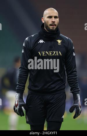 Milan, Italie, 22nd janvier 2022.Niki Maenpaa de Venezia FC regarde pendant l'échauffement avant le match de la série A à Giuseppe Meazza, Milan.Crédit photo à lire: Jonathan Moscrop / Sportimage crédit: Sportimage / Alay Live News Banque D'Images