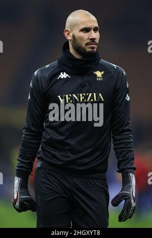 Milan, Italie, 22nd janvier 2022.Niki Maenpaa de Venezia FC regarde pendant l'échauffement avant le match de la série A à Giuseppe Meazza, Milan.Crédit photo à lire: Jonathan Moscrop / Sportimage crédit: Sportimage / Alay Live News Banque D'Images