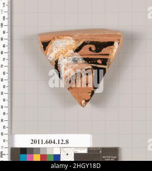 Fragment de terre cuite d'un krater (bol profond) deuxième moitié du 4th siècle C.-B. grec, sud-italien, Apulian au sommet, un modèle d'onde; tête d'un guerrier à droite portant un casque (en blanc ajouté)?, avec une lance (le casque et la lance interrompent le modèle d'onde).Fragment de terre cuite d'un krater (bol profond).Grec, Sud-italien, Poulian. Deuxième moitié du siècle 4th av. J.-C..Terre cuite, figure rouge.Classique.Vases Banque D'Images