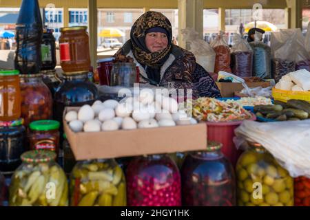 Shamakhi, Azerbaïdjan - janvier 07 2022- une vendeuse locale avec sa tête couverte. Banque D'Images