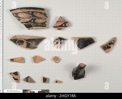 Fragments de terre cuite d'un clochette (bol profond) fin du 5th siècle C.-B./début du 4th siècle C.-B. étrusque deux fragments représentent la bande de laurel de dessous le bord; un troisième fragment a la tête et le bras supérieur d'un jeune à droite;un quatrième fragment représente une partie de la tête et du cou d'une figure drapée vers la gauche; un cinquième fragment a l'arrière de la tête, du cou et de l'épaule d'une figure vers la droite; deux fragments ont des parties de figures drapées; cinq fragments ont des sujets non identifiés;un autre fragment a du glaçure noire, et il y a un fragment de la poignée.Fragments de terre cuite d'un groom-krater Banque D'Images