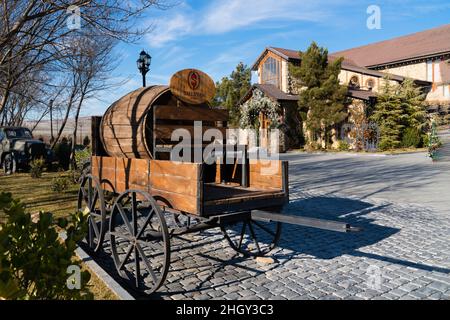 Shamakhi, Azerbaïdjan - janvier 07 2022- barils de vin sur un vieux camion russe. Banque D'Images