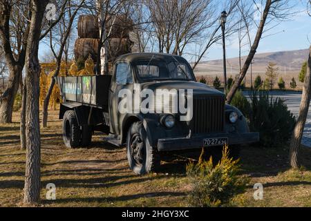 Shamakhi, Azerbaïdjan - janvier 07 2022- barils de vin sur un vieux camion russe. Banque D'Images