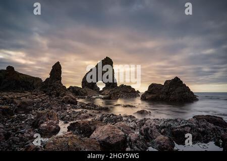 Cette arche de mer est connue sous le nom de sangsues et est située à Crohy Head sur la côte nord-ouest de l'Irlande dans le comté de Donegal. Banque D'Images