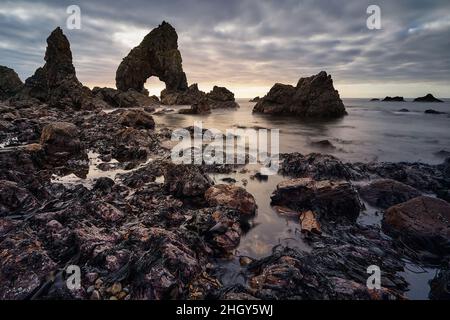 Cette arche de mer est connue sous le nom de sangsues et est située à Crohy Head sur la côte nord-ouest de l'Irlande dans le comté de Donegal. Banque D'Images