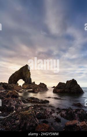 Cette arche de mer est connue sous le nom de sangsues et est située à Crohy Head sur la côte nord-ouest de l'Irlande dans le comté de Donegal. Banque D'Images