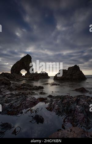 Cette arche de mer est connue sous le nom de sangsues et est située à Crohy Head sur la côte nord-ouest de l'Irlande dans le comté de Donegal. Banque D'Images