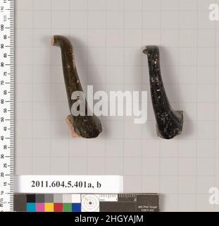 Fragments de terre cuite de kylikes (tasses à boire) 6th/5th siècles avant J.-C. grec, Attique moitié droite de deux poignées de kylikes.Fragments de kylikes en terre cuite (tasses à boire).Grec, Attique.6th/5th siècles C.-B..Terre cuite ; vernis noir.Archaïque/classique.Vases Banque D'Images