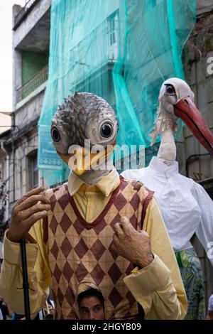 Les géants processionnels, connus sous le nom de cabezudos ou gigantes, divertissent les visiteurs au Festival international annuel de marionnettes 22nd à Redondela, en Espagne.Cette liv Banque D'Images