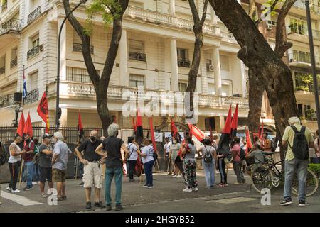 Ciudad de Buenos Aires, Argentine.21st janvier 2022.Des manifestants à la porte de l'ambassade de Cuba à l'appui des mesures prises par le gouvernement cubain à l'égard des prisonniers du 11 juillet 2021 à Cuba.(Credit image: © Esteban Osorio/Pacific Press via ZUMA Press Wire) Banque D'Images