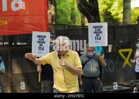 Ciudad de Buenos Aires, Argentine.21st janvier 2022.Jorge Altamira, ancien législateur de la ville de Buenos Aires pour le Partido Obrero, prononcera son discours appelant à la liberté des prisonniers des manifestations du 11 juillet 2021 à Cuba.(Credit image: © Esteban Osorio/Pacific Press via ZUMA Press Wire) Banque D'Images