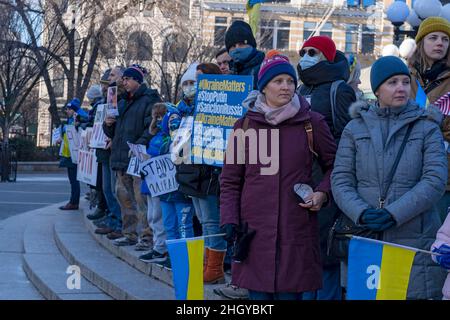 NEW YORK, NY - JANVIER 22 : des centaines de personnes portant des panneaux et des drapeaux ont participé à un rassemblement Stand with Ukraine à Union Square le 22 janvier 2022 à New York.Des membres de la diaspora russophone et des militants ukrainiens ont manifesté dans un climat de menace d'invasion russe de l'Ukraine.L’Ukraine et la Russie sont en conflit depuis que Poutine a répondu à la révolution ukrainienne de 2014 qui a évincé le président pro-moscovite en s’emparant de la Crimée. Banque D'Images