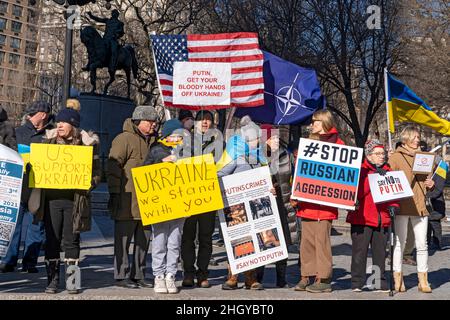 NEW YORK, NY - 22 JANVIER : les drapeaux des Etats-Unis et de l'OTAN sont vus lors d'un rassemblement stand avec l'Ukraine à Union Square le 22 janvier 2022 à New York.Des membres de la diaspora russophone et des militants ukrainiens ont manifesté dans un climat de menace d'invasion russe de l'Ukraine.L’Ukraine et la Russie sont en conflit depuis que Poutine a répondu à la révolution ukrainienne de 2014 qui a évincé le président pro-moscovite en s’emparant de la Crimée. Banque D'Images