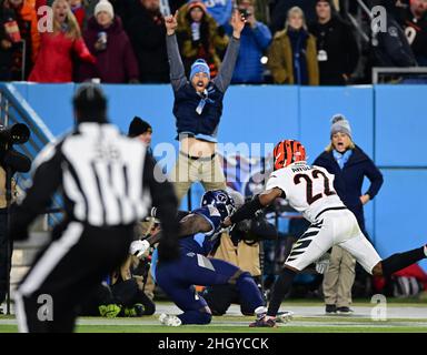 Tennessee Titans récepteur large A.J.Brown (C) capture un laissez-passer de 33 yards pour un touchdown au-dessus du cornerback des Bengals de Cincinnati Chidobe Awuzie (22) pendant la deuxième moitié d'un match de la NFL Divisional Playoff au Nissan Stadium de Nashville, Tennessee, le samedi 22 janvier 2022.Cincinnati défait le Tennessee 19-16.Photo de David Tulu/UPI Banque D'Images