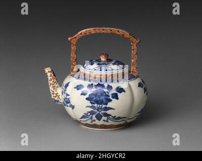 Théière en forme de Melon avec pivoines env.1700 Japon.Théière en forme de melon avec pivoines.Japon, ca.1700. Porcelaine peinte avec du bleu cobalt sous et des émaux de couleur sur du vernis transparent (Hizen ware, type Kakaemon).Période Edo (1615–1868).Céramique Banque D'Images