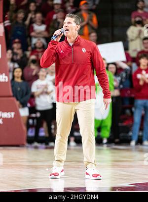 Norman, Oklahoma, États-Unis.22nd janvier 2022.Brent Vanves, entraîneur-chef d'Oklahoma football, s'adresse aux plus jeunes fans lors de la demi-période du match de basket-ball de MenÃs contre les Baylor Bears au Lloyd Noble Center de Norman, Oklahoma, le samedi 22 janvier 2022.(Image de crédit : © Nicholas Rutledge/ZUMA Press Wire) Banque D'Images