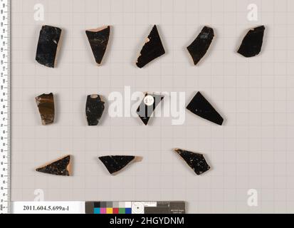 Fragments de terre cuite de kylikes (tasses à boire) 6th/5th siècles C.-B. grec, Attique douze fragments de vernis noir de kylikes.Fragments de kylikes en terre cuite (tasses à boire).Grec, Attique.6th/5th siècles C.-B..Terre cuite ; vernis noir.Archaïque/classique.Vases Banque D'Images