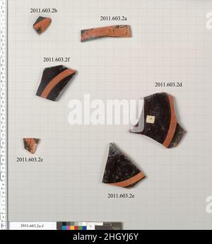 Fragments d'une terre cuite kylix: Bande-coupe 3rd quart du 6th siècle C.-B. grec, Attique Animalsa: Parties de deux affrontés animalsb: Tête d'une taureau: Partie inférieure arrière d'un bulld-f: Partie inférieure de la cuvette, avec bande réservée.Fragments d'un kylix en terre cuite : serre-tête.Grec, Attique.3rd quart du 6th siècle avant J.-C..Terre cuite, figure noire.Archaïque.Vases Banque D'Images