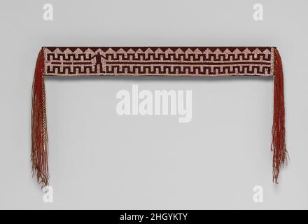 Sash ca.1800 Grands Lacs de l'Ouest, amérindien l'image d'une seule figure humaine et le motif asymétrique de motifs géométriques répétés sur cette ceinture à perles sont uniques.Bien que probablement religieux, leur signification exacte est inconnue.L'artiste a utilisé un outil de tissage à la main appelé heddle pour faire le groupe.Les perles de verre sont issues du commerce et les fils sont issus du commerce ou d'une couverture démêlé.La couleur subtile et sous-jacente des ligues de fils de laine rouge renforce les charrues de perles audacieuses.Guillotine.Ouest des Grands Lacs, amérindien. Env.1800. Fils de laine et perles de verre.Peut-être fabriqué dans le Michigan, United Sta Banque D'Images