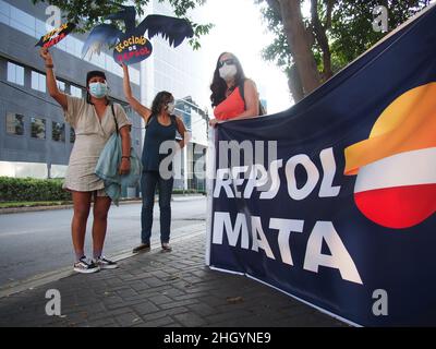"Repsol Kills" peut être lu sur une bannière quand des dizaines de manifestants se rassemblent devant les bureaux de Repsol au Pérou pour protester contre la récente marée noire qui a causé une catastrophe écologique sur les côtes de Lima et El Callao.Le 15 janvier, au milieu de vagues anormales produites par l'éruption du volcan Tonga, plus de 6 000 barils de pétrole ont été déversés dans la mer à la raffinerie de la Pampille exploitée par Repsol, une compagnie pétrolière espagnole,L'une des plus grandes catastrophes écologiques des dernières décennies au Pérou. Banque D'Images