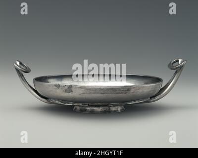 Tasse sans pied d'argent fin du siècle 4th av. J.-C. grec, Sud-italien en 1895, la tombe d'un guerrier gaulois a été excavée dans une nécropole à Montefortino, à environ 30 miles à l'ouest d'Ancona, dans le centre de l'Italie.Le cimetière est celui de Gaulois qui, au quatrième siècle av. J.-C., a commencé à envahir le centre de l'Italie et à organiser des raids aussi loin au sud qu'Apulia.Le tombeau contenait des armes de fer, des navires en bronze et en terre cuite, ainsi qu'un anneau en or et cinq navires en argent qui auraient dû être apportés comme butin d'une autre partie de l'Italie.Le panier comprend un pot argenté (08.258.51), un bol argenté avec des poignées oscillantes (08.258.50), Banque D'Images