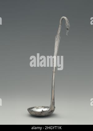 Argent kyatos (ladle en forme de tasse) fin du 4th siècle avant J.-C. grec, Sud-italien en 1895 la tombe d'un guerrier gaulois a été excavée dans une nécropole à Montefortino, à environ trente milles à l'ouest d'Ancona dans le centre de l'Italie.Le cimetière est celui de Gaulois qui, au quatrième siècle av. J.-C., a commencé à envahir le centre de l'Italie et à organiser des raids aussi loin au sud qu'Apulia.Le tombeau contenait des armes de fer, des navires en bronze et en terre cuite, ainsi qu'un anneau en or et cinq navires en argent qui auraient dû être apportés comme butin d'une autre partie de l'Italie.Le panier comprend un pichet argenté (08.258.51), un bol argenté avec des poignées oscillantes Banque D'Images