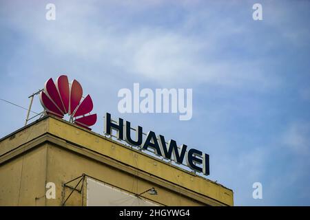 Bucarest, Roumanie - 03 janvier 2022 : un logo de Huawei, société chinoise d'équipement de télécommunications, est affiché sur le dessus d'un bâtiment, à Buch Banque D'Images