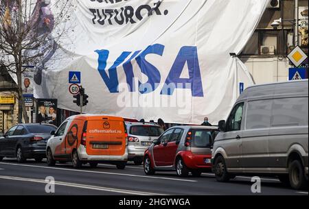 Bucarest, Roumanie - 03 janvier 2022 : une grande publicité VISA sur une immense bannière est levée sur un bâtiment à Bucarest. Banque D'Images