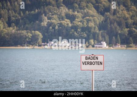 Photo d'un panneau en langue allemande indiquant baden verboten, signifiant en allemand interdit de nager, sur la côte du lac ossiacher, en autriche. Banque D'Images