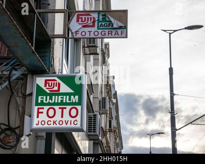 Photo d'un panneau avec le logo Fujifilm dans leur boutique principale à Belgrade, Serbie.Fujifilm, ou tout simplement Fuji, est un conglomérat multinational japonais HE Banque D'Images