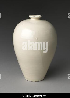 Vase 11th–12th siècle les vases de Chine dans cette forme ont longtemps été connus comme “vases de prunus” ou meiping, un terme chinois qui est aussi un homonym pour beau navire.Malgré leur nom, il semble probable que de tels bateaux ont été utilisés comme bouteilles de vin ou d'autres boissons, ainsi que pour afficher des fleurs de prune et d'autres fleurs.Vase.Chine.11th–12th siècle.Grès avec glaçure blanche (Cizhou ware).La dynastie des Cantique du Nord (960–1127).Céramique Banque D'Images