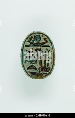 Scaraboïde à tête RAM inscrit avec une Bénédiction liée à Amun (Amun-Re) ca.733–664 C.-B. troisième période intermédiaire ce scaraboïde demande la protection du dieu solaire Amun ou Amun-Re, mentionné par une image de la barque solaire.L'inscription hiéroglyphique rassure le propriétaire qu'il n'y a aucune crainte quand le Dieu solaire offre la protection.Les carabs portant des souhaits et des bénédictions liés aux divinités dont les individus de protection voulaient invoquer étaient particulièrement populaires à la fin du Nouveau Royaume et à la troisième période intermédiaire (ca.1295–664 av. J.-C.).un côté de l'arrière est décoré d'une fine sculpter Banque D'Images