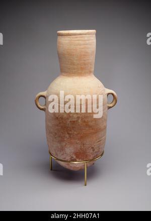 Pot ca.1550–1186 B.C. New Kingdom les artistes impliqués dans la construction des tombes royales dans la vallée des Rois résidaient à Deir el-Medina.Pour éviter les déplacements quotidiens, les ouvriers ont construit des huttes temporaires plus près de leur lieu de travail.Un navire de cette taille pourrait contenir de la subsistance pour un certain nombre de personnes ou pour un séjour prolongé.Pot. Env.1550–1186 C.-B.Poterie.Nouveau Royaume.De l'Égypte, de la haute Égypte, de Thèbes, de la Vallée des Rois, des huttes de Workmens entre KV 6 et KV 21, des fouilles de Davis/Ayrton, 1907–08. Fin de la dynastie 18–19 Banque D'Images