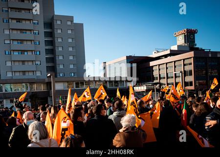 Porto, Portugal.22nd janvier 2022.Les partisans ont vu des drapeaux ondulés pendant le rallye.rassemblement de rue du Parti social-démocrate (PSD) dans la rue principale d'Espinho avec Rui Rio, Luís Montenegro et Salvador Malheiro.Crédit : SOPA Images Limited/Alamy Live News Banque D'Images