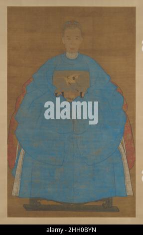 Portrait d'une vieille dame de 'xinyou' (1561 ou 1621?)Ruan Zude Chinese cette image d'une élégante dame âgée montre comment le peintre de portrait chinois a transmis un sentiment de statut à travers les achats d'une figure.La richesse de la dame est suggérée par ses bijoux (boucles d'oreilles en or et perles et une coiffure ornée à la mode en or et plumes de kingfisher), par sa somptueuse robe extérieure de brocart bleu et sous-robe blanche attachée au cou par des fermoirs en or,et par le tissu de brocardé rouge et or drapé sur l'arrière de sa chaise.Son statut de famille est également souligné par l'esprit officiel de ceinture Banque D'Images