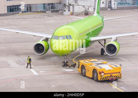 REMORQUEUR tracteur de refoulement avec avion sur le tablier à l'aéroport Banque D'Images