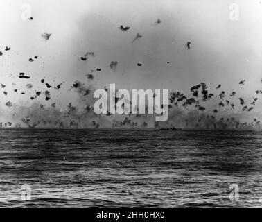 L'air plein de feu anti-avion pendant une attaque kamikaze pendant l'attaque du golfe de Lingayen en janvier 1945 Banque D'Images