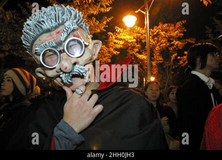 31 oct 2003 Corée du Sud - Séoul jeunes gens Zombie costume et marche rue sur Halloween événement à Séoul, Corée du Sud. Banque D'Images